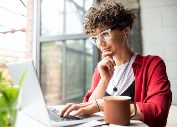 Person with big glasses on laptop